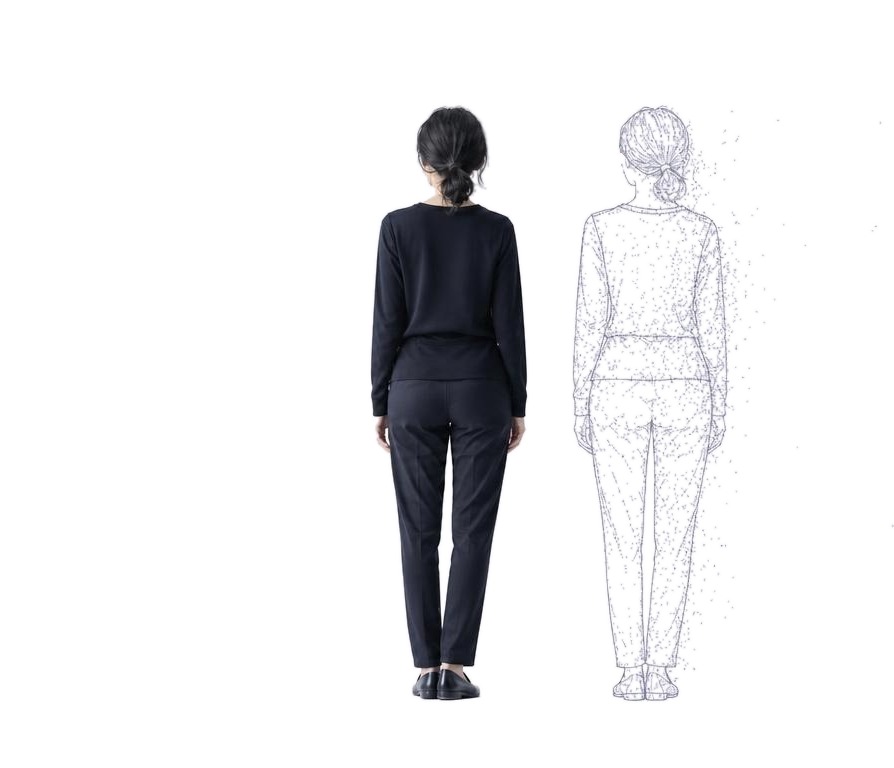 立っている女性と、その隣に線と粒で描かれたもう一人の自分